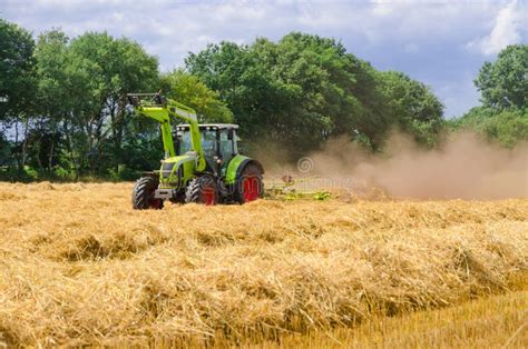 Tedder (machine) stock photo. Image of green, land, field - 32946648