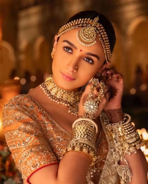 Alia Bhatt's Regal Bridal Look In Rocky Aur Rani Ki Prem Kahaani - Pyaari Weddings