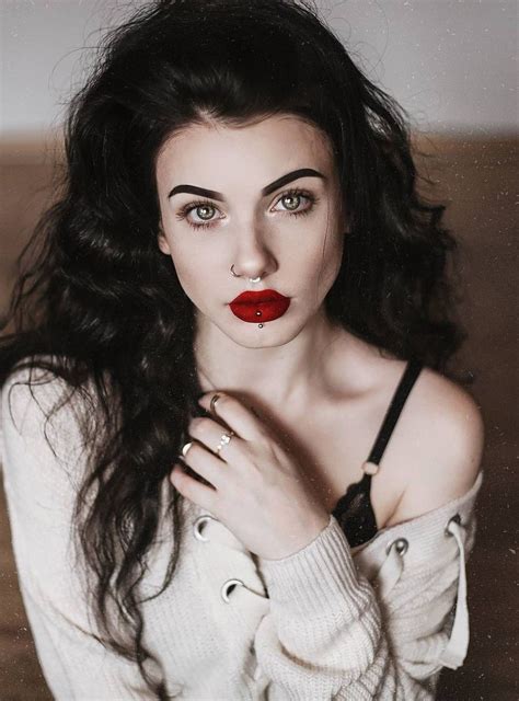 Dark Hair Pale Skin, Dark Red Hair, Goth Beauty, Beauty Makeup, Hair ...