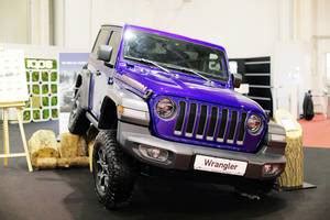 Blauer Jeep Wrangler Rubicon beim Bukarest Auto Show - Creative Commons Bilder