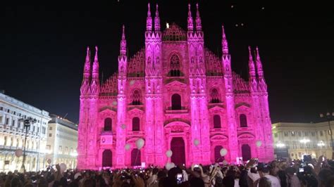 Riflettori rosa sul Duomo di Milano per sconfiggere il cancro al seno - la Repubblica