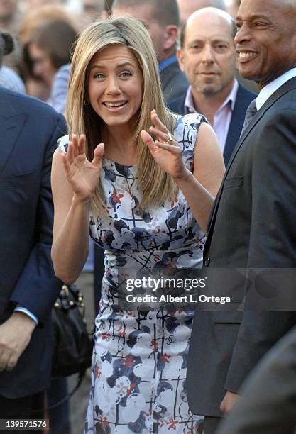 Jennifer Aniston Laughing Photos and Premium High Res Pictures - Getty ...