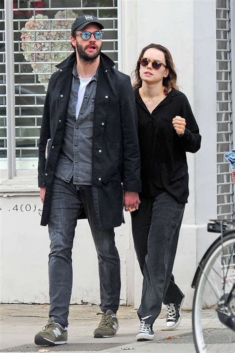 daisy ridley and boyfriend tom bateman enjoys a romantic stroll around primrose hill in london ...