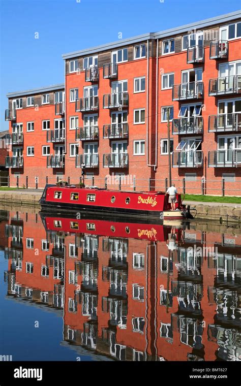 Narrow boat on the Selby Canal and new residential complex, Selby ...