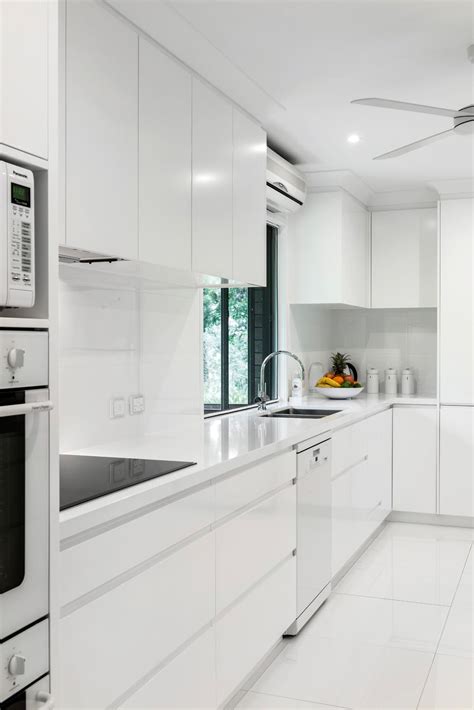 White on white: Minimalist kitchen design - Completehome