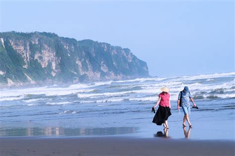 Parangtritis, Pantai Legendaris di Yogyakarta yang Indah dan Mistis ...