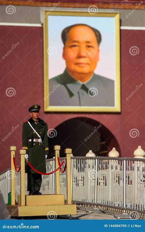 Guard Soldier and Chairman Mao Zedong Portrait in Tian an Men, Beijing ...