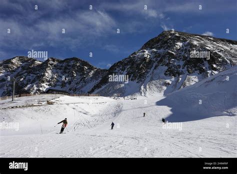 Skiing the Arapahoe basin Stock Photo - Alamy