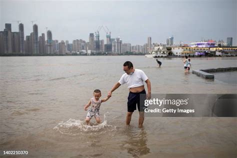 Yangtze River Flooding Photos and Premium High Res Pictures - Getty Images