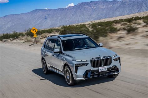 BMW X7 xDrive40i looks sporty in Brooklyn Grey - I love the cars