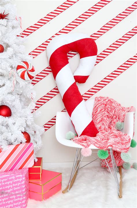 14 DIY Candy Cane Christmas Crafts To Repeat - Shelterness