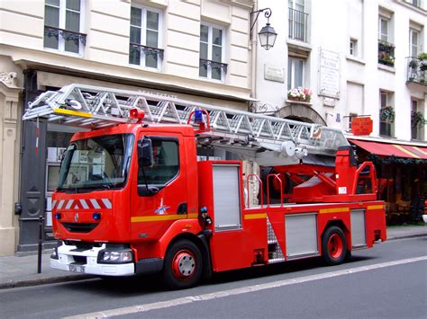 File:Sapeurs Pompiers de Paris Renault 220 dCi.JPG - Wikimedia Commons