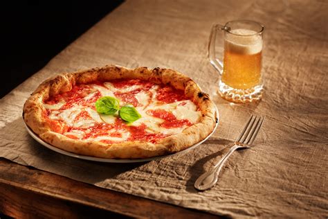 Pizza napoletana - Italian recipes by GialloZafferano