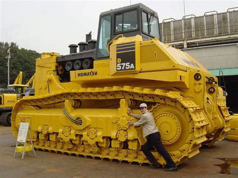 Komatsu D575A - самый огромный бульдозер в мире - Ваш негабарит в надежных руках!