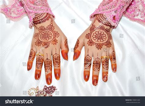 Henna On Hands Indonesian Wedding Bride Stock Photo 199831265 ...