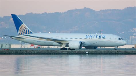 United Airlines Boeing 787 -8 Dreamliner N-27903 beacon DS… | Flickr
