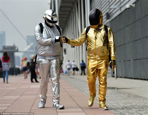 Thousands of cosplay fans swoop in for London's comic con | Daily Mail ...