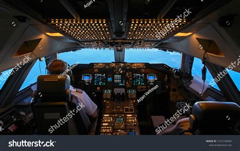 2,744 747 Cockpit Images, Stock Photos & Vectors | Shutterstock