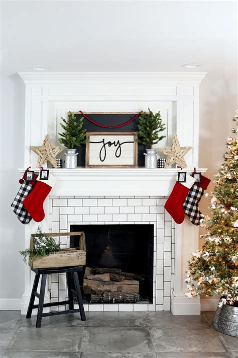 Farmhouse Christmas Mantel - Eighteen25