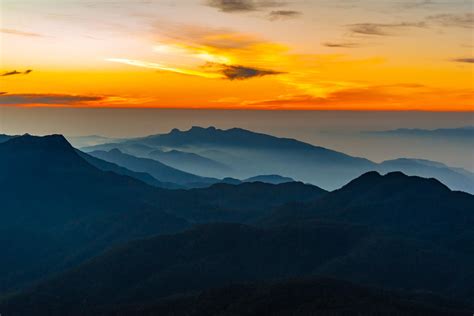 Sunrise viewed from Adam's Peak, Sri Lanka [OC] [2048 × 1367] : r/EarthPorn