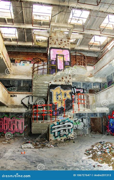 Abandoned Building with Graffiti Stock Image - Image of long, house: 106727647