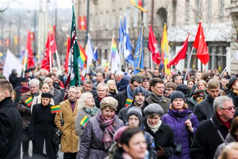 Thousands take part in Lithuania’s 25th independence anniversary march ...