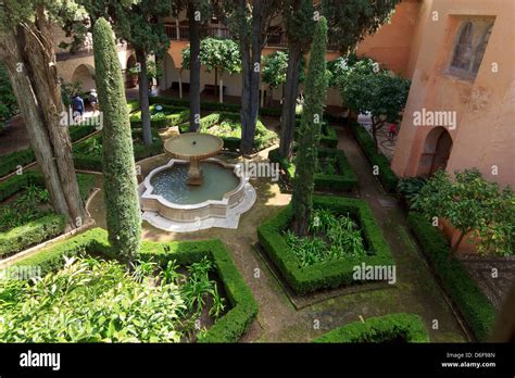 Jardín Del Patio de La Lindaraja Patio de la Lindaraja, los Palacios Nazaríes, la Alhambra ...