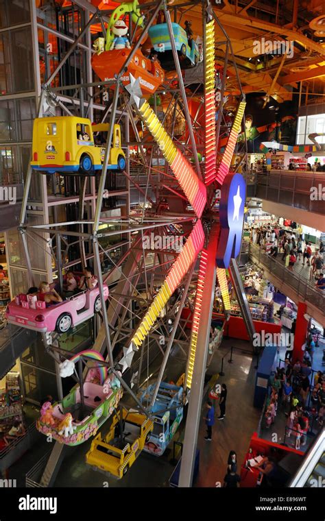 New York City, USA, Ferris wheel at Toys-R-Us store at Times Square ...