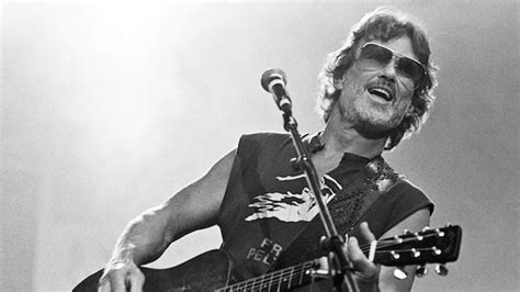 Kris Kristofferson Preps 1981 Concert Album & Shares ‘Sunday Morning Coming Down’ Single