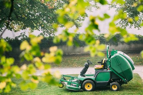 How to Fill a Hydrostatic Transmission in a Lawn Tractor