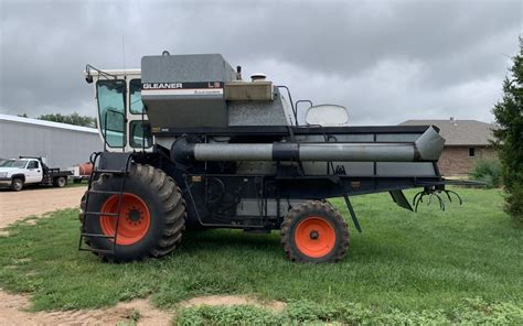 1983 Gleaner L3 2WD Combine w/ Gleaner 24’ Rigid Header & Trailer BigIron Auctions