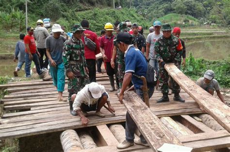 TNI dan Warga Gotong Royong Bangun Jembatan di Matangnga | PACEKO DOT COM