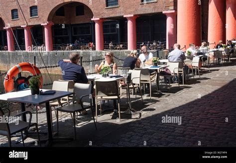 Alfresco dining at Albert Dock in Liverpool, UK Stock Photo - Alamy