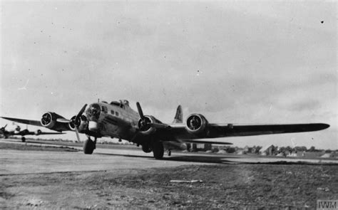 Asisbiz Boeing B-17G Fortress 8AF 306th Bomb Group prepares for take ...