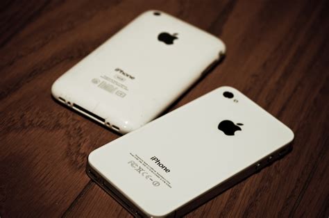 File:IPhone 4S Compared to iPhone 3GS.jpg - Wikipedia