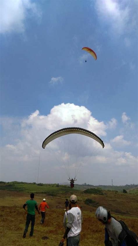 A Guide to Paragliding in Vagamon Kerala: How to Reach, Cost - Tripoto