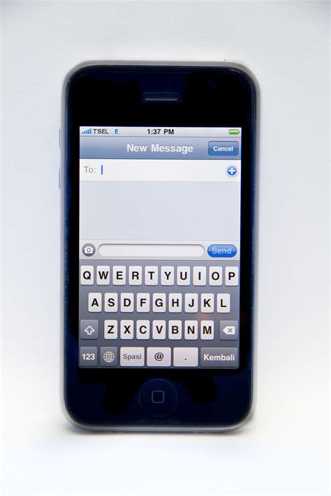 File:A White iPhone 3G displaying virtual keyboard in portrait mode.jpg - Wikimedia Commons