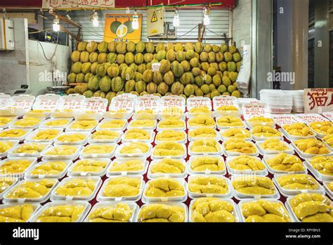 Street food market in Singapore Stock Photo - Alamy