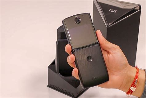 Moto Razr Unboxing and First Impressions - Smartprix.com