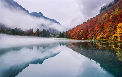 Dreamy Pixel | Autumn reflections at the emerald lake - Dreamy Pixel