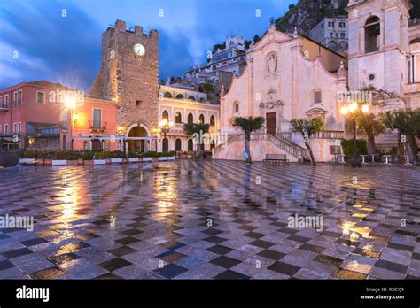 Piazza IX Aprile in Taormina, Sicily, Italy Stock Photo - Alamy