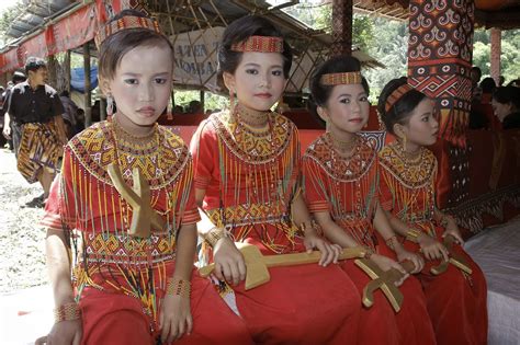 Pakaian Adat Suku Toraja » Budaya Indonesia