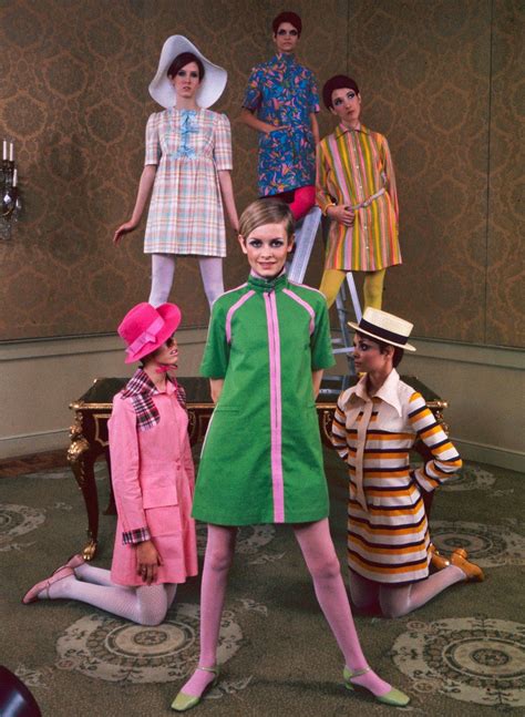 Twiggy and friends model a new clothing line, 1967. | 1960s fashion ...