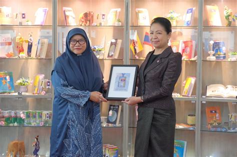 THE EMBASSY OF LAO PEOPLE’S DEMOCRATIC REPUBLIC PRESENTS BOOK DONATION TO UTB | Universiti ...