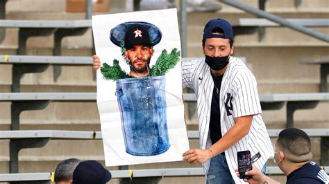 New York Yankees fans bring inflatable trash cans, costumes and more in first chance to boo ...