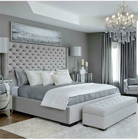 One of my favorite grey bedroom designs!... . @velvetmusings @kimmberlycapone 📸 @arnalphotogra ...