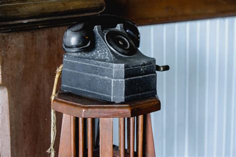 Vintage telephone on wooden stool - Creative Commons Bilder