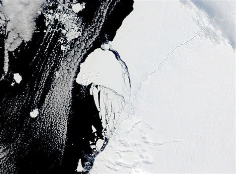 Giant iceberg breaks off near Antarctica research station | News | Al Jazeera