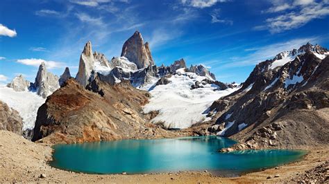 El Monte Fitz Roy, o Cerro Chaltén, es una montaña de 3.405 metros de altura ubicada al oriente ...