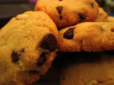 A Serious Case of Foodism: Crispy Semolina Cookies - Chocolate chips & Almonds